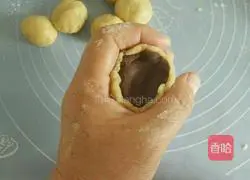 Illustration of how to make bean paste mooncakes 9