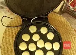 Illustration of how to make puff pastry mooncakes with electric baking pan 6