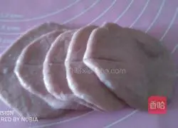 Illustration of how to make dragon fruit rose buns 10