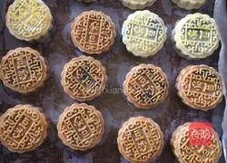 Illustration of how to make bean paste mooncakes 5