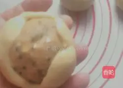 Illustration of how to make five-nut mooncakes 4