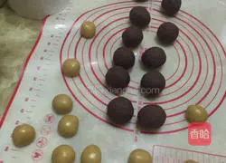 Illustration of how to make Cantonese mooncakes with bean paste and egg yolk 7