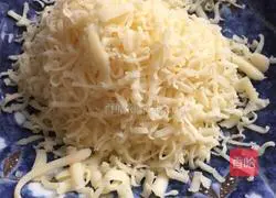 Illustration of how to make egg and cheese toast 7