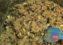 Illustration of making five-nut mooncakes 4