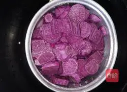 Illustration of how to make purple sweet potato filling mooncakes 1