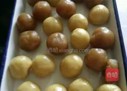 Illustration of how to make lotus paste and egg yolk mooncakes 4