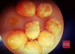 Lotus Paste Egg Yolk Mooncake Illustration of how to do it 2