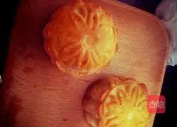 Illustration of how to make lotus paste and egg yolk mooncakes 4