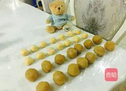 Illustration of how to make egg yolk and lotus paste mooncakes 5