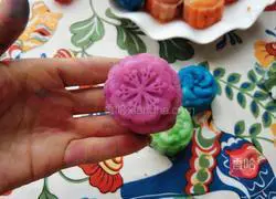 Illustration of how to make colorful snow skin mooncakes 13
