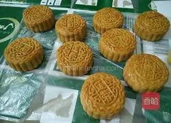 Illustration of how to make egg yolk and lotus paste mooncakes 17
