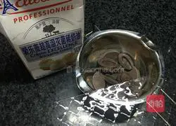 Illustration of how to make matcha chocolate mousse 3