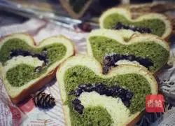 Illustration of how to make honey bean and coconut matcha toast 12