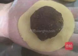 Illustration of how to make Cantonese egg yolk and bean paste mooncakes 8