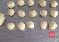 Illustration of how to make crispy five-nut mooncakes 1