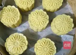 Illustration of how to make sweet potato cake with moon cake filling 10