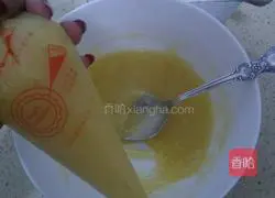 Illustration of how to make egg white crackers 2