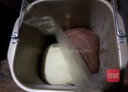 Illustration of how to make two-color bean paste toast 6