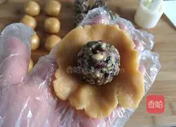 Illustration of how to make mooncakes with five kernel fillings 6