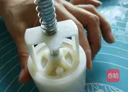 Illustration of how to make Cantonese mooncakes with bean paste 17