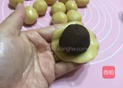 Illustration of how to make egg yolk and bean paste mooncakes 10