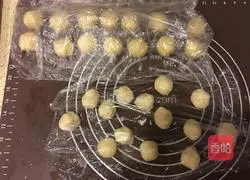 Illustration of how to make mooncakes with bean paste filling 4