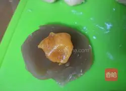 Illustration of how to make Cantonese-style mooncakes (egg yolk and white lotus paste) 11