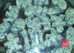 Illustration of making butter-free vegetarian biscuits 3