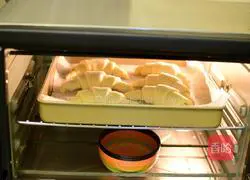 Illustration of how to make croissants 12