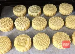 Cantonese bean paste and egg yolk mooncake recipe 17