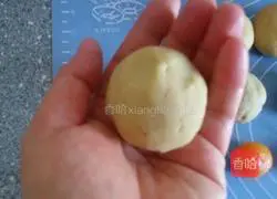 Lotus Paste and Egg Yolk Mooncake Recipe Illustration 10