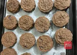 Illustration of how to make chocolate sauce mooncakes 5