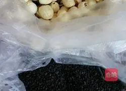 Moon cake fillings.Illustration of how to make whole grains 3