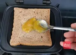 Illustration of how to make jam toast 4