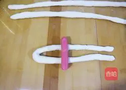 Illustration of how to make a bunny eat radish bread 13