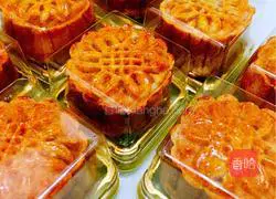 Cantonese style white lotus paste and egg yolk mooncake recipe 14
