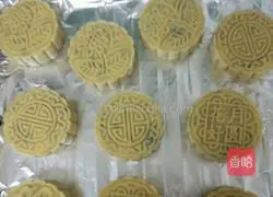 Illustration of how to make five-nut mooncakes 5