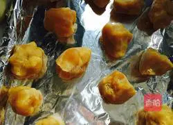 Illustration of how to make custard mooncakes 2