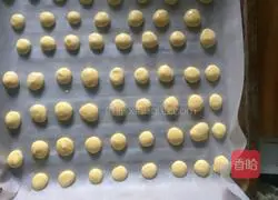 Illustration of how to make egg yolk cookies 9