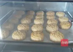 Illustration of how to make mung bean filling mooncakes 12