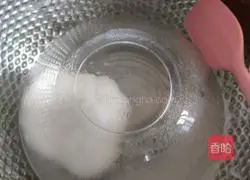 Illustration of homemade snow-skinned egg yolk mooncakes 4