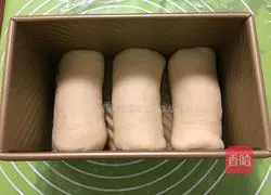 Illustration of how to make morning fast toast slices 12