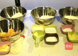 Illustration of how to make different golden mooncakes 1