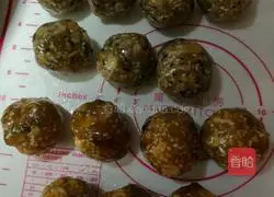 Illustration of how to make five-nut mooncakes 5