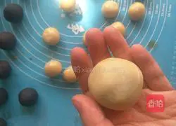 Illustration of how to make egg yolk and bean paste mooncakes 11