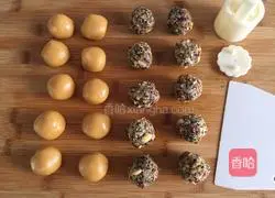 Illustration of how to make mooncakes with five kernel fillings 5