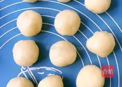 Chestnut Paste Snow Skin Mooncake Illustration of how to do it 8