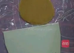 Illustration of how to make Cantonese bean paste and egg yolk mooncakes 6