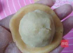Illustration of how to make mung bean filling mooncakes 4