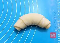 Illustration of how to make croissants 12